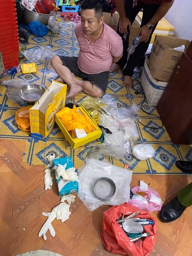 Đối tượng Tuấn lúc Cơ quan CSĐT khám xét tại nhà.