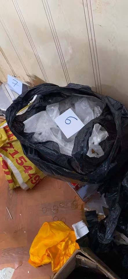 Một số một số dụng cụ để pha trộn heroine và số heroin thành phẩm.