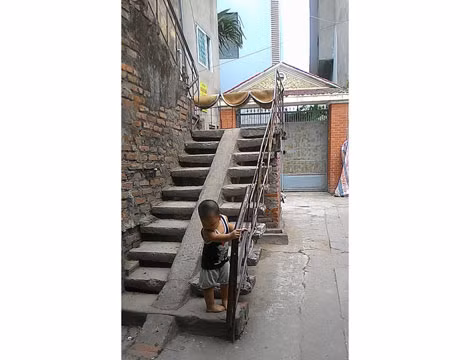 Cầu thang của khu tập thể gỉ hoen, mỏng manh vô cùng nguy hiểm.
