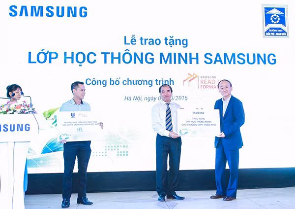 Ông Han Myeong Seop – Tổng Giám đốc Samsung Complex trao tặng Lớp học thông minh cho thầy Phạm Đức Doanh - Hiệu trưởng Trường THPT Trần Phú, Hà Nội.