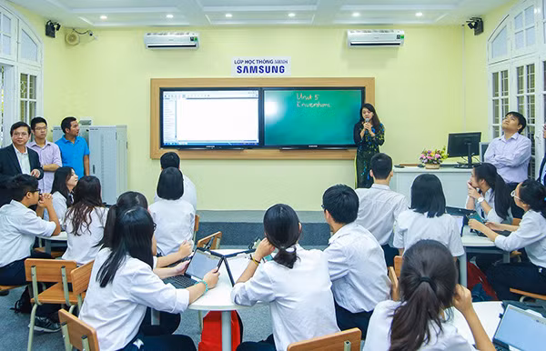 Demo lớp học thông minh tại Trường THPT Trần Phú, Hà Nội.