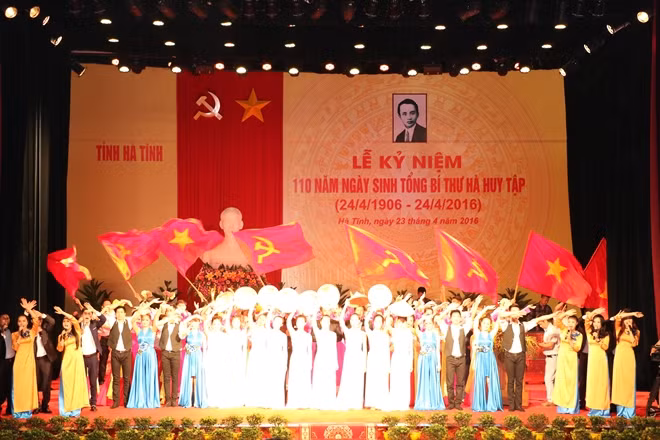 Chương trình văn nghệ tại Lễ mit tinh kỷ niệm 110 năm ngày sinh cố Tổng Bí thư Hà Huy Tập.