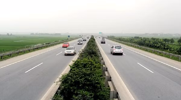 Lưu thông trên đường cao tốc, người dân cần sự minh bạch về giá phí.