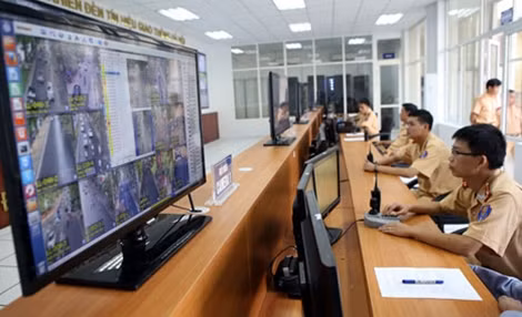 Lực lượng CSGT sẽ nghiên cứu nâng cấp các “mắt thần” để có thể định dạng ngay BKS của các phương tiện đi trên đường. Ảnh: Huy Hùng.
