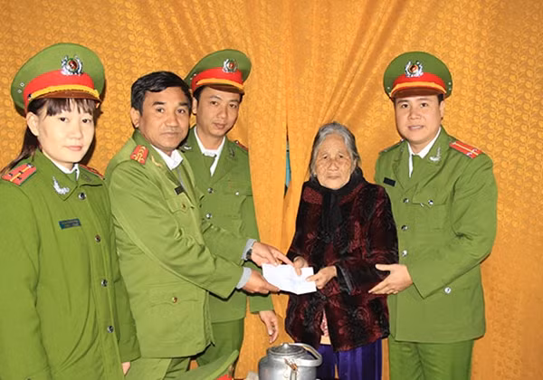 Trại giam Đồng Sơn trao quà tặng Mẹ VNAH Nguyễn Thị Nậy.