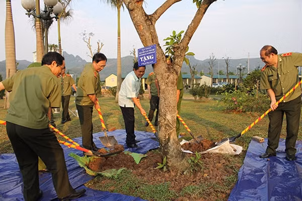 Thứ trưởng Nguyễn Văn Thành trồng cây lưu niệm tại Công an tỉnh Hòa Bình.