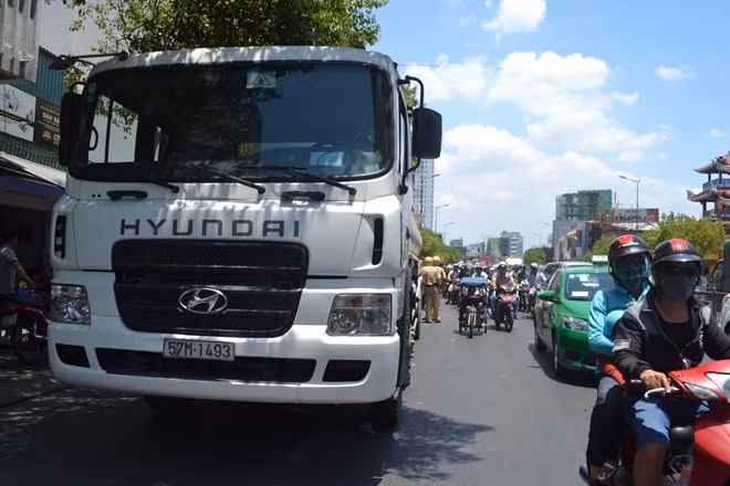 Chiếc xe bồn chở xăng tại hiện trường