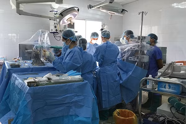 Các bác sĩ BV 198 tiến hành phẫu thuật tim hở ngày 23-4.