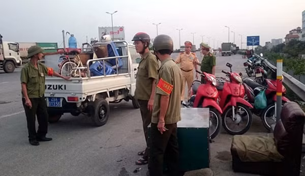 Lực lượng CSGT phối hợp với Công an phường sở tại truy quét các hàng quán "cơ động" ở đường vành đai 3 trên cao.