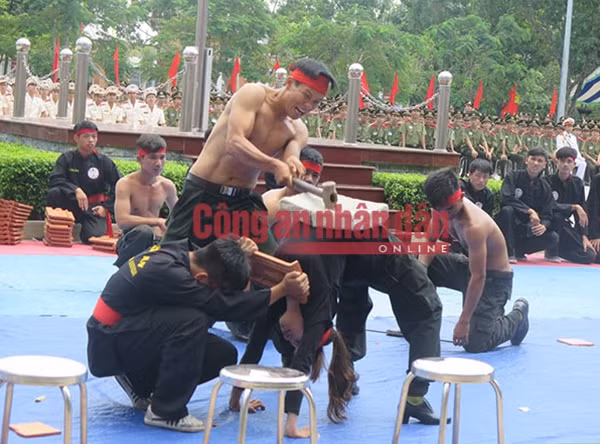 Học viên của trường trong màn trình diễn võ thuật.