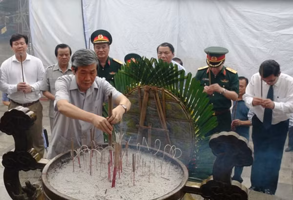 Đồng chí Đinh Thế Huynh dâng hương tưởng nhớ, tri ân công lao to lớn của các Anh hùng liệt sĩ tại Nghĩa trang liệt sĩ Quốc gia Đường 9, Quảng Trị.