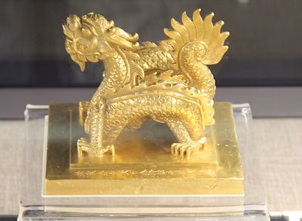 Kim ấn Hoàng đế Tôn thân Chi bảo được thợ thủ công dưới triều Nguyễn chạm khắc tinh xảo.