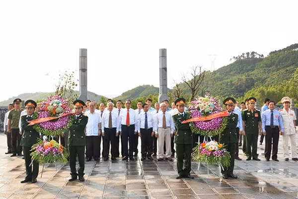 Tổng Bí thư Nguyễn Phú trọng cùng lãnh đạo Đảng và Nhà nước, lãnh đạo tỉnh Hà Tĩnh dâng hương, dâng hoa tại Khu lưu niệm Tổng Bí thư Hà Huy Tập.