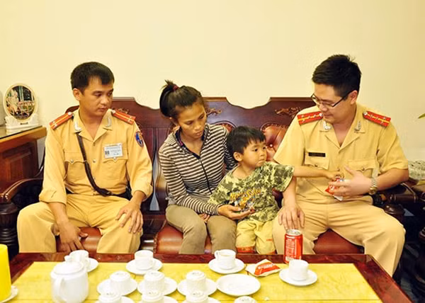 Đội CSGT số 2 bàn giao cháu bé.