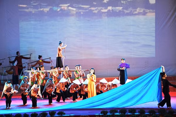 Tiết mục văn nghệ chào mừng kỷ niệm 110 năm ngày sinh cố Tổng Bí thư Hà Huy Tập.