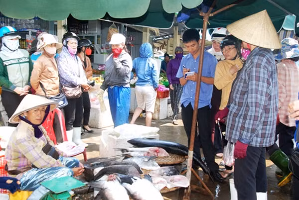 Nhiều ngư dân và người dân bán hàng thủy hải sản ở chợ Đồng Hới phản ánh tâm tư và những khó khăn do cá biển chết với phóng viên Báo CAND.