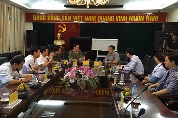 Lãnh đạo BV 198 và BV Tim Hà Nội trao đổi để tiếp tục hợp tác trong thời gian tới, nhằm điều trị tốt nhất cho bệnh nhân.
