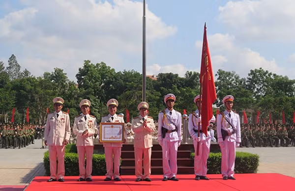 Thừa ủy quyền của Chủ tịch nước, Thứ trưởng Bùi Văn Nam trao Huân chương Quân công hạng nhì cho Ban Giám hiệu nhà trường.
