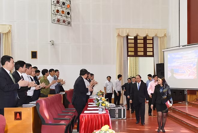 Các đại biểu chào đón Thủ tướng tới dự Hội nghị. Ảnh: VGP/Quang Hiếu.