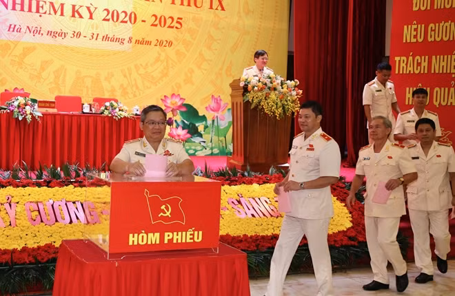 Các đại biểu bỏ phiếu bầu Ban Chấp hành Đảng bộ Văn phòng Bộ Công an nhiệm kỳ 2020 - 2025.
