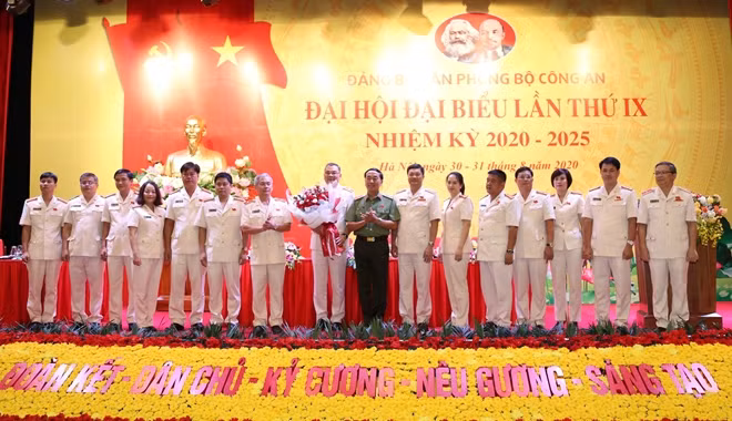 Thứ trưởng Trần Quốc Tỏ tặng hoa chúc mừng Ban Chấp hành Đảng bộ Văn phòng Bộ Công an nhiệm kỳ 2020 - 2025.