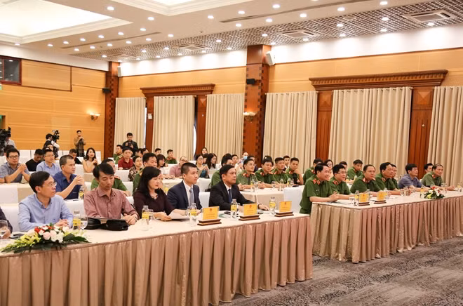 Các đại biểu cùng đông đảo nhiếp ảnh gia, phóng viên báo chí dự lễ phát động.