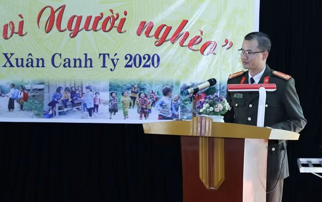 Thượng tá Trần Duy Hiển phát biểu tại buổi trao quà.