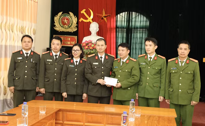 Đoàn công tác xã hội từ thiện Báo CAND đã trao 10 triệu đồng trích từ Quỹ xã hội từ thiện của Báo tặng các cán bộ, chiến sĩ Công an huyện Phong Thổ.