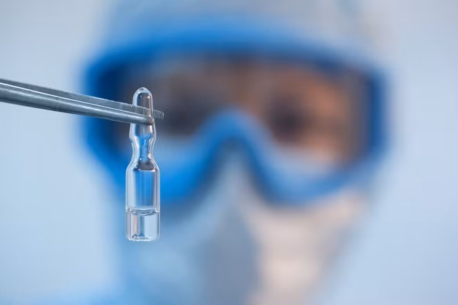 Nga thông báo mẫu vaccine thứ hai sẽ được cấp phép trong tháng 9/2020. Ảnh: Reuters
