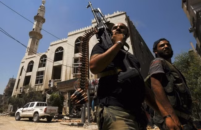 Các binh sĩ trung thành với chính quyền Syria tuần tra gần thủ đô Damascus. Ảnh: Reuters