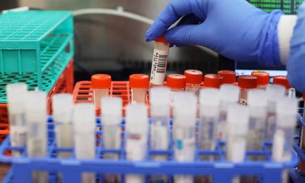 Các chuyên gia phát hiện thêm biến chủng COVID-19 ở Anh có thể kháng vaccine. Ảnh: Guardian