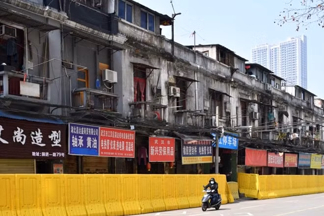 Những tấm chắn màu vàng được dựng lên để ngăn một khu dân cư ở Hồ Bắc trong dịch COVID-19. Ảnh: Reuters
