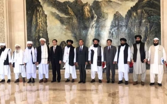 Ông Vương Nghị (giữa) cùng các quan chức Trung Quốc và phái đoàn Taliban. Ảnh: Sidhant Sibal