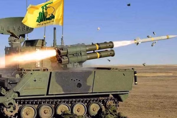 Tên lửa được khai hỏa từ một thiết giáp do Hezbollah nắm giữ. Ảnh: IQNA