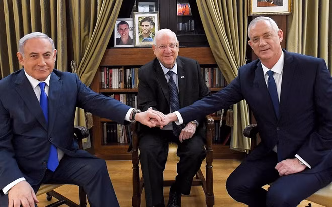 Ông Netanyahu bắt tay ông Gantz và Tổng thống Reuven Rivlin. Ảnh: Times of Israel