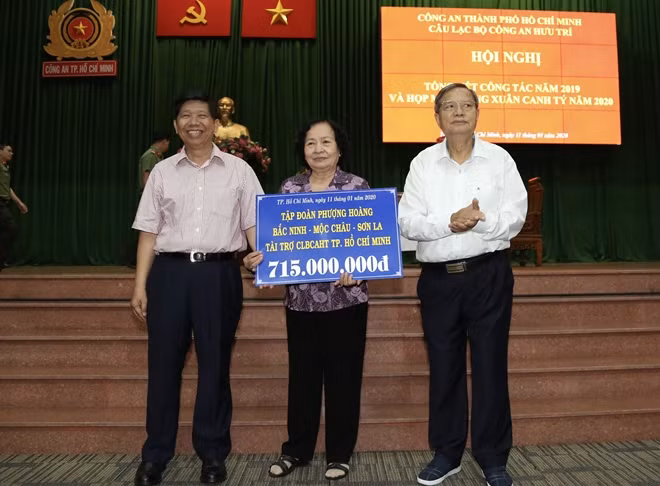 Chủ tịch Tập đoàn Quốc tế Phượng Hoàng Nguyễn Văn Hùng trao số tiền 715 triệu đồng tài trợ CLB Công an hưu trí TP Hồ Chí Minh.