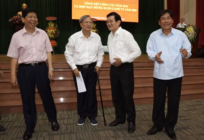 Nguyên Chủ tịch nước Trương Tấn Sang trò chuyện cùng các cán bộ công an hưu trí TP Hồ Chí Minh.