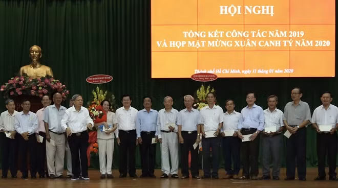 Nguyên Chủ tịch nước Trương Tấn Sang cùng đại diện Ban Chủ nhiệm CLB trao thư khen cho các cá nhân có thành tích xuất sắc.