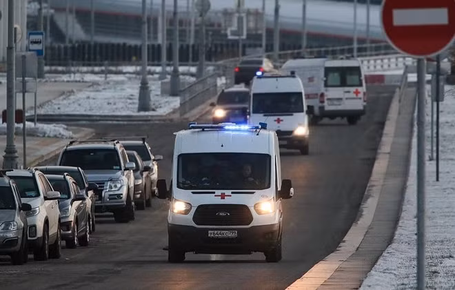 Xe cứu thương di chuyển trên đường phố Moscow. Ảnh: AP