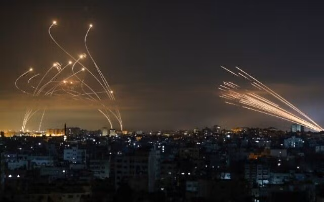 Phòng không Israel được kích hoạt đánh chặn rocket của Hamas. Ảnh: AP