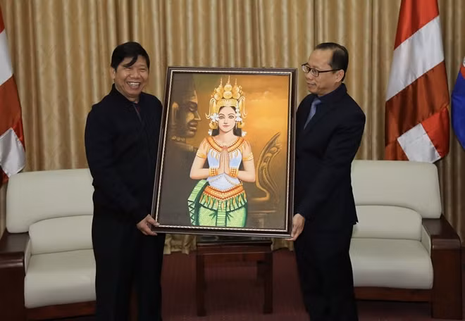 Đại sứ Chay Navuth tặng quà lưu niệm ông Nguyễn Văn Hùng.
