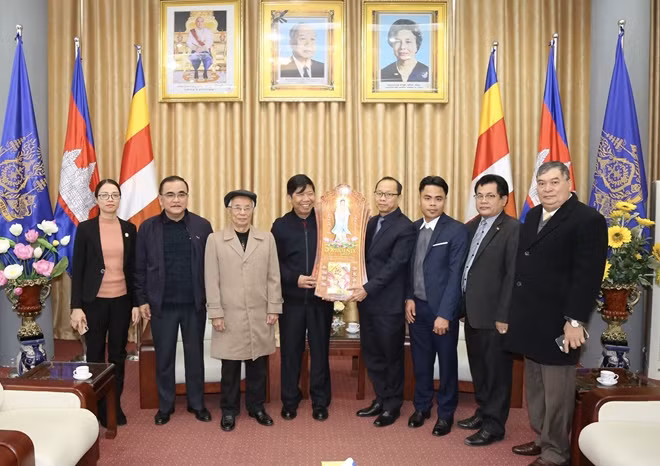Ông Nguyễn Văn Hùng cùng đại diện Hội Hữu nghị Việt Nam-Campuchia, lãnh đạo Tập đoàn Quốc tế Phượng Hoàng tặng lịch lưu niệm Đại sứ Chay Navuth.