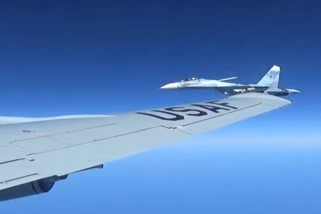 Một chiếc Su-27 bay gần máy bay quân sự của Mỹ. Ảnh: USAF