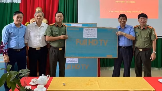 Ông Nguyễn Văn Hùng (thứ hai từ phải qua) trao tặng tivi tới đại diện Công an cửa khẩu cảng hàng không quốc tế Phú Quốc.