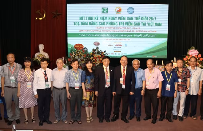 Các chuyên gia đầu ngành về gan, mật tại toạ đàm "Nâng cao phòng trị viêm gan tại Việt Nam".
