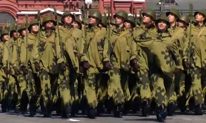 Trong khuôn khổ lễ duyệt binh của quân đội Nga năm nay có bao gồm phần trình diễn của các và vũ khí như thời Chiến tranh Thế giới II.