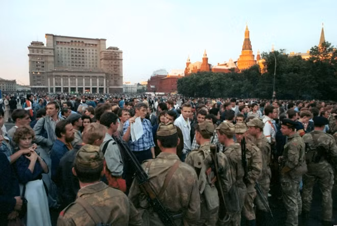 Đám đông biểu tình đối thoại với các binh sĩ quân đội ở Moscow. Ảnh: TASS