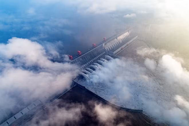 Đập Tam Hiệp xả lũ trắng xoá. Ảnh: Asia Times