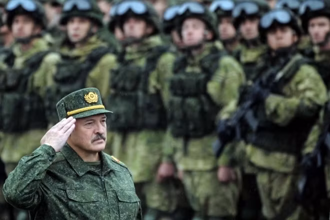 Ông Lukashenko khi tới thăm một đơn vị quân đội. Ảnh: KP