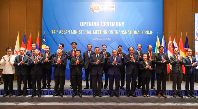 Thủ tướng Nguyễn Xuân Phúc, Bộ trưởng Bộ Công an Tô Lâm và các đại biểu dự hội nghị AMMTC 14 tại điểm cầu Hà Nội.